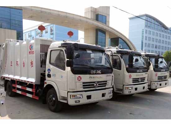 30臺招標東風多利卡壓縮垃圾車準備發車了