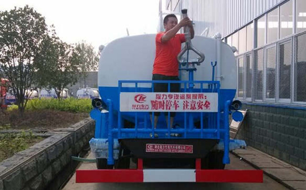 湖北程力發(fā)往安徽淮北灑水車廣受好評